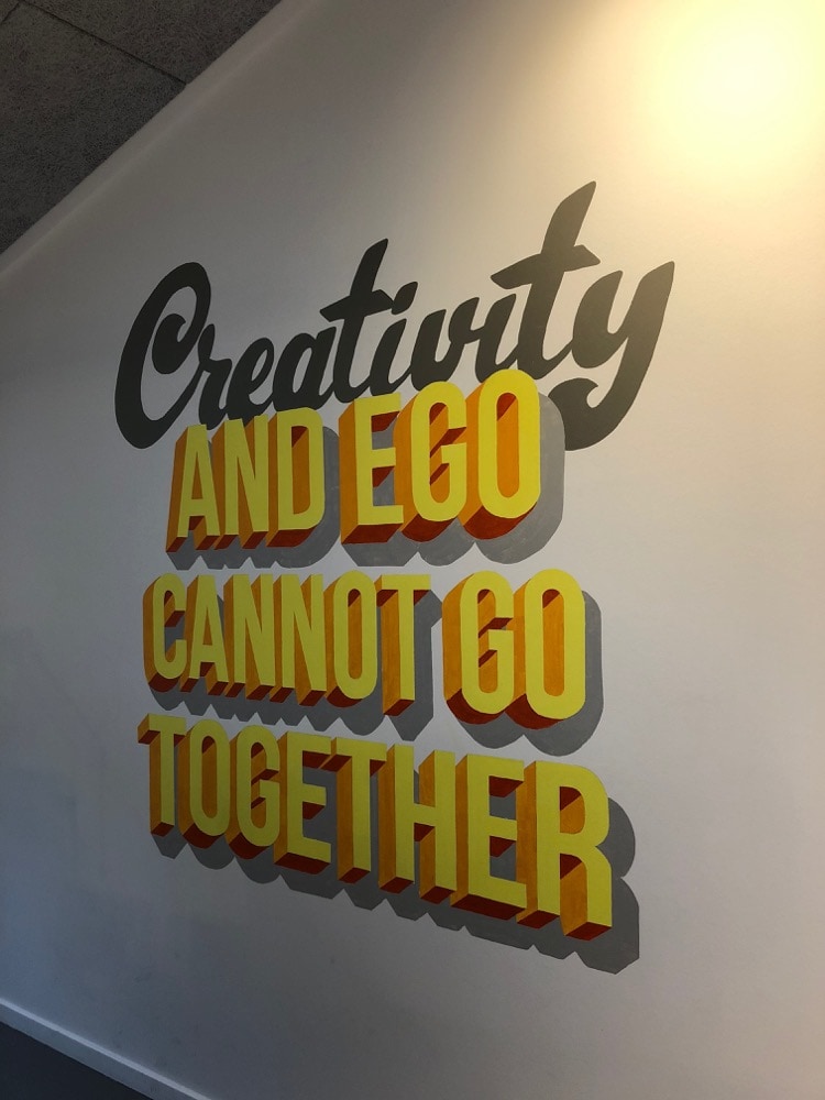 rene fra creative zoo er skiltemaler og har givet kontoret et personligt præg med håndmalet citat