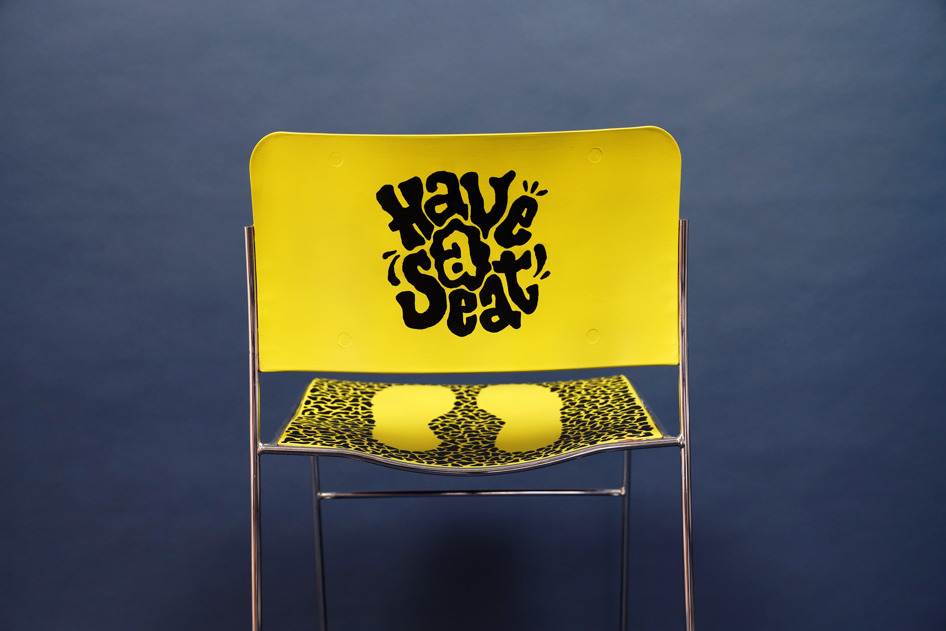 En stol, der er malet på