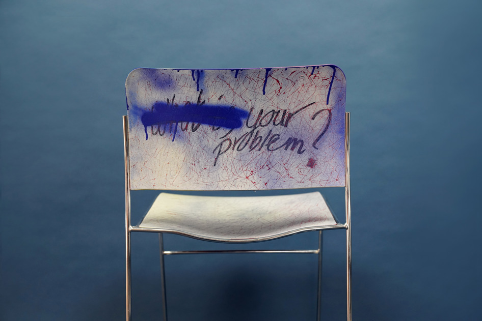 En stol, der er malet på