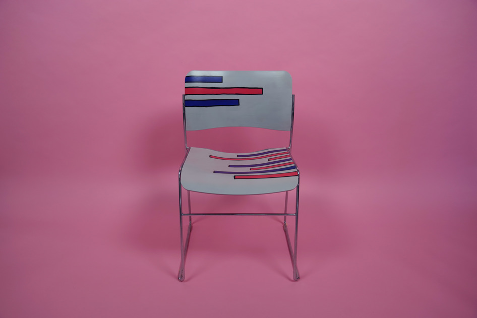 En stol, der er malet på