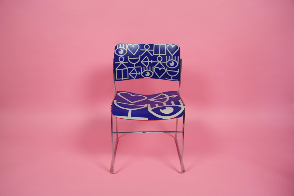 En stol, der er malet på
