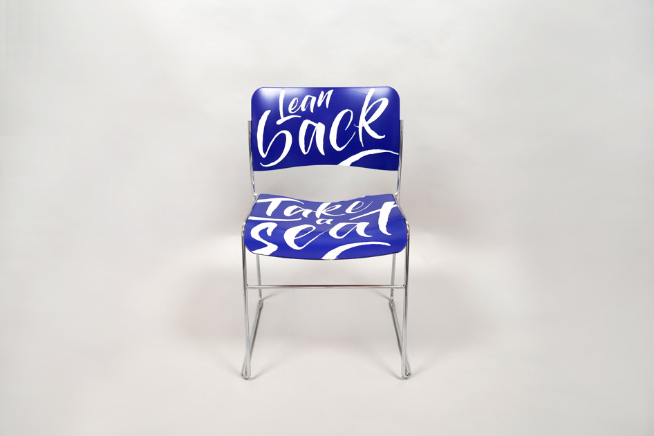 En stol, der er malet på