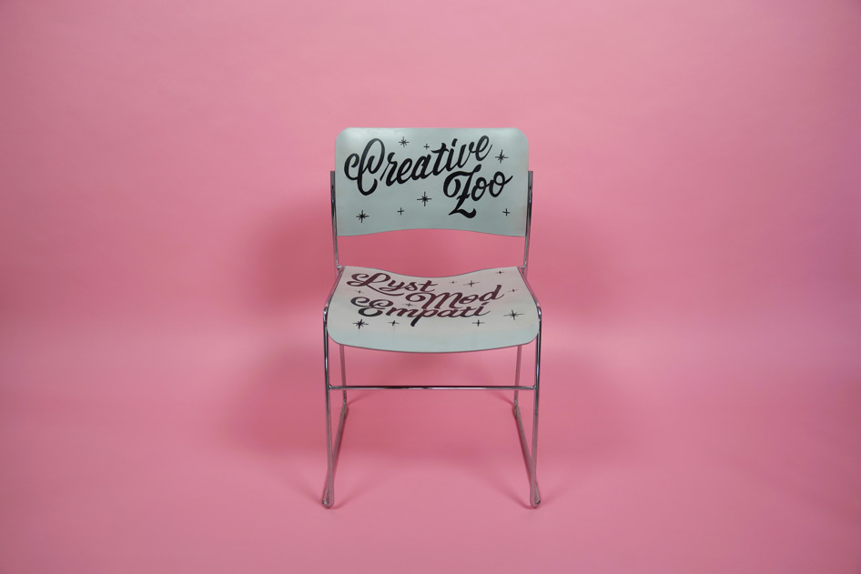 En stol, der er malet på