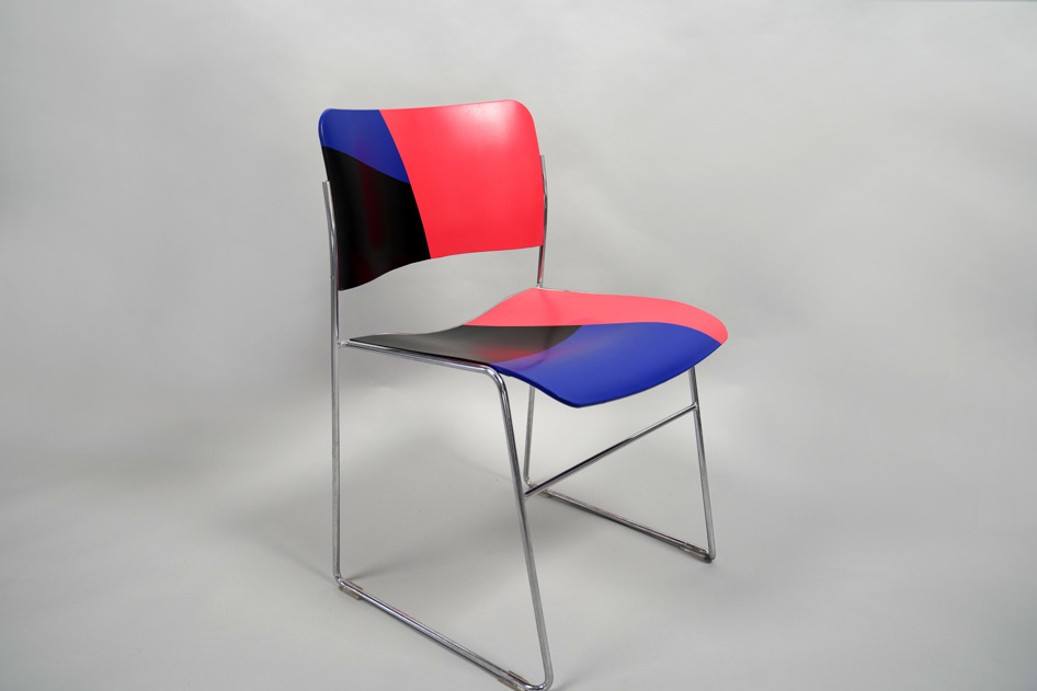 En stol, der er malet på