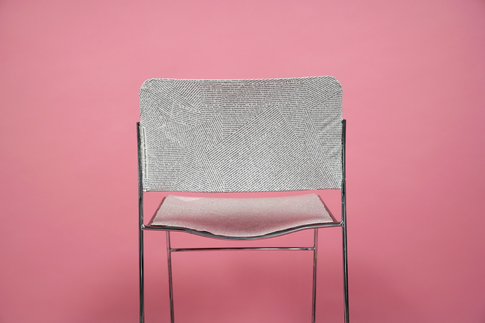 En stol beklædt med papir