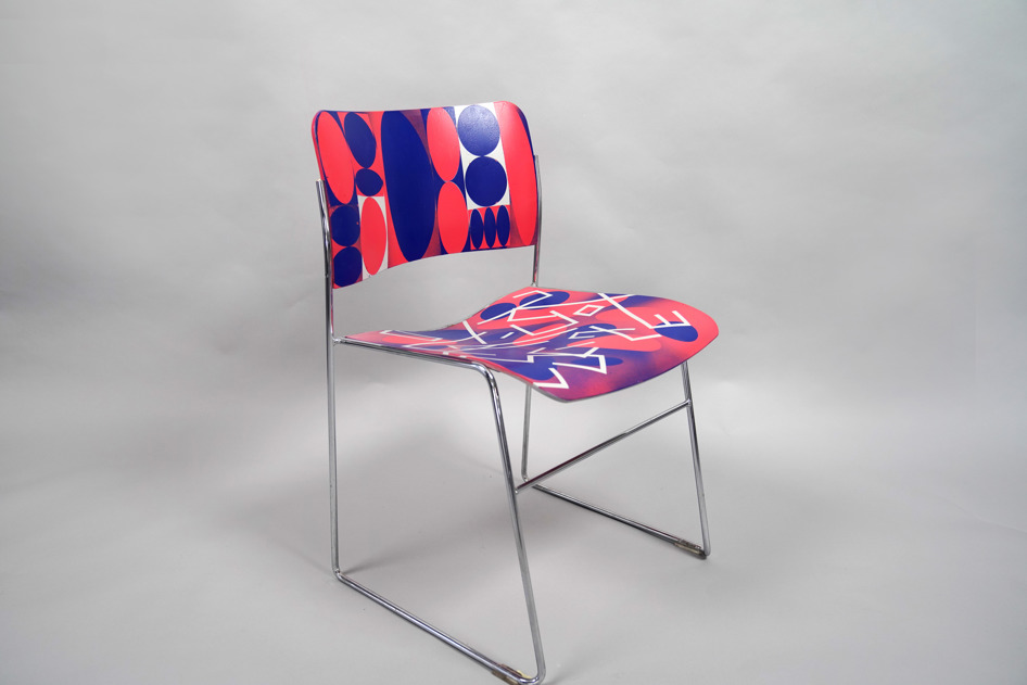 En stol, der er malet på