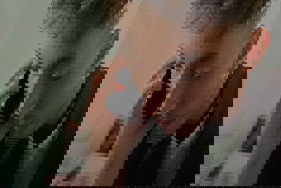 Ung mand der snakker i telefon