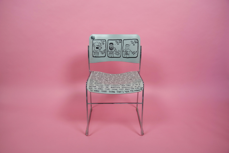 En stol, der er malet på